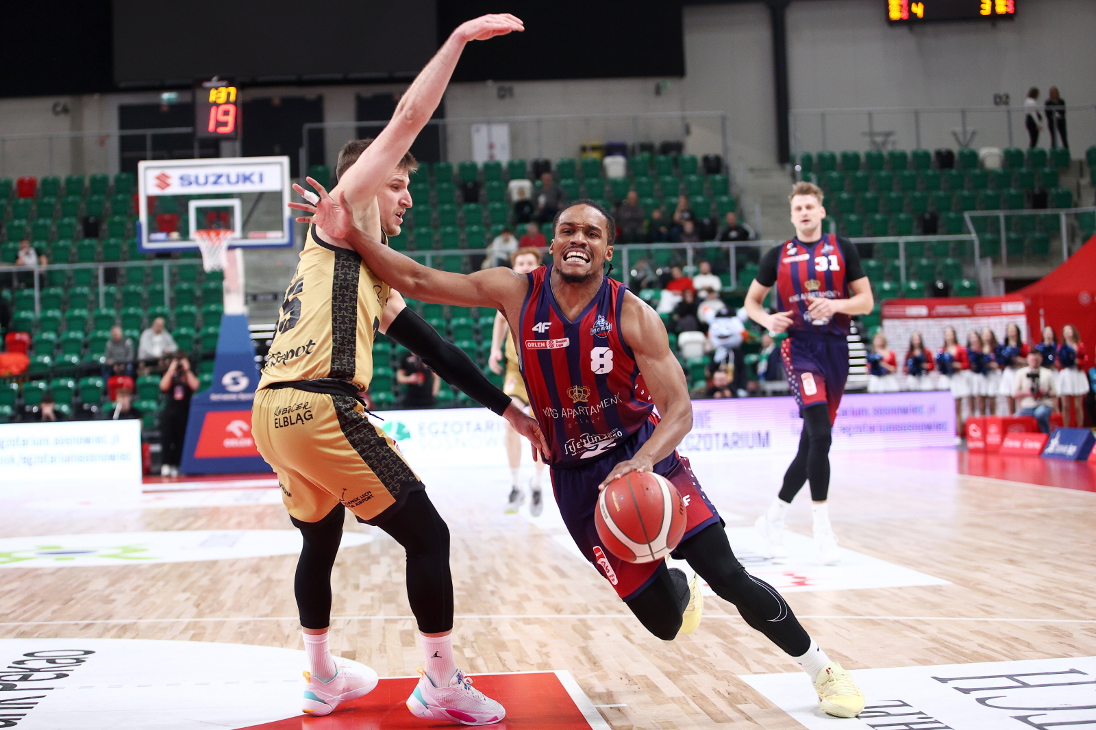 Sosnowiec, 14.02.2025. Koszykarz Trefla Sopot Jakub Schenk(L) i James Woodard (P) z Kinga Szczecin podczas meczu æwieræfina³owego turnieju fina³owego Pucharu Polski, 14 bm. w Sosnowcu. (gj) PAP/Jarek Praszkiewicz