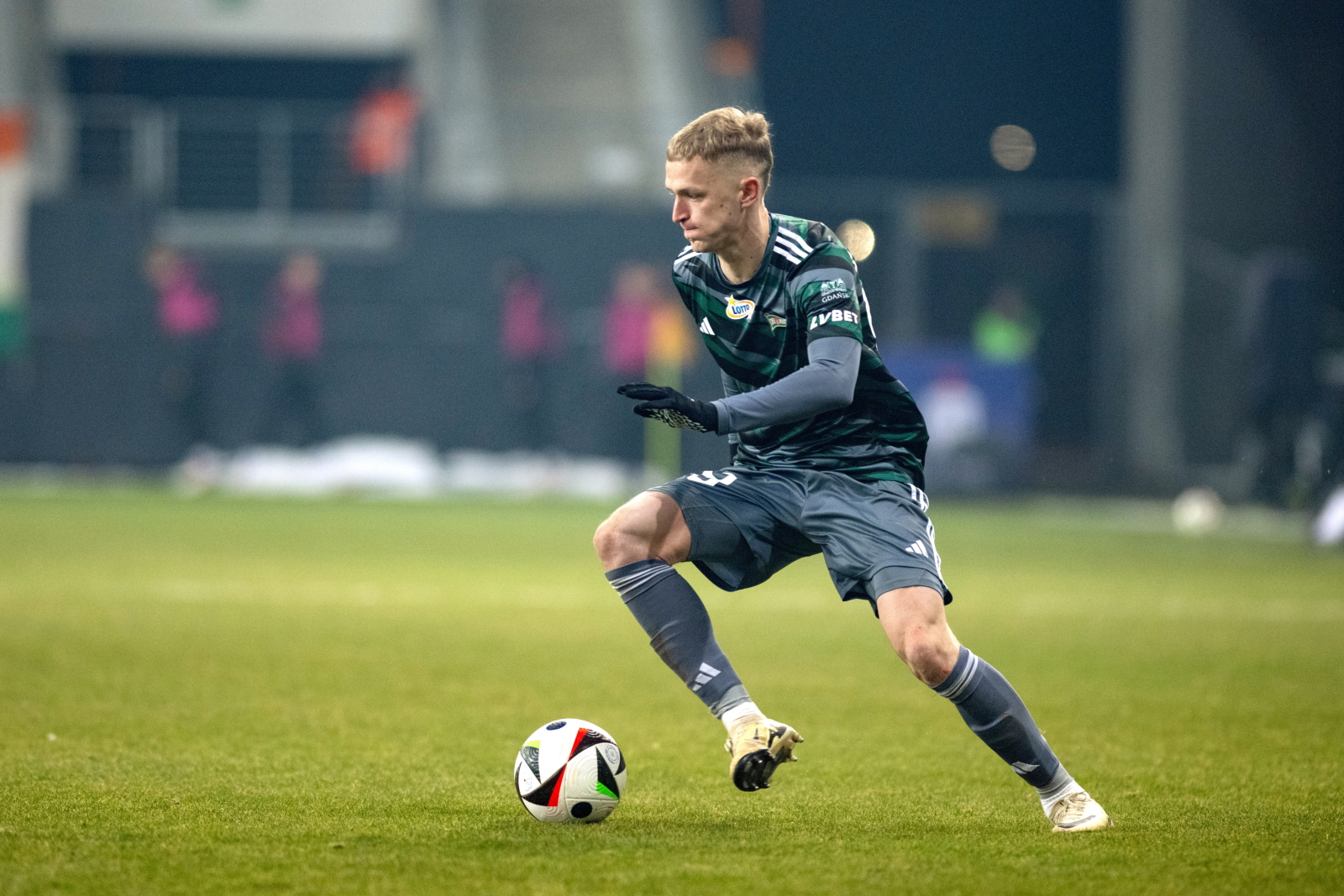 Lubin, 17.02.2025. Trener Lechii Gdañsk Tomas Bobcek podczas meczu 21. kolejki pi³karskiej Ekstraklasy z KGHM Zag³êbiem Lubin, 17 bm. (js) PAP/Przemys³aw Karolczuk