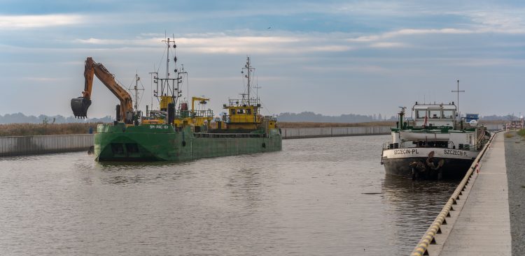 Pogłębianie toru wodnego do portu Elbląg między Ujściem a Nowakowem (fot. Paweł Marcinko / KFP)