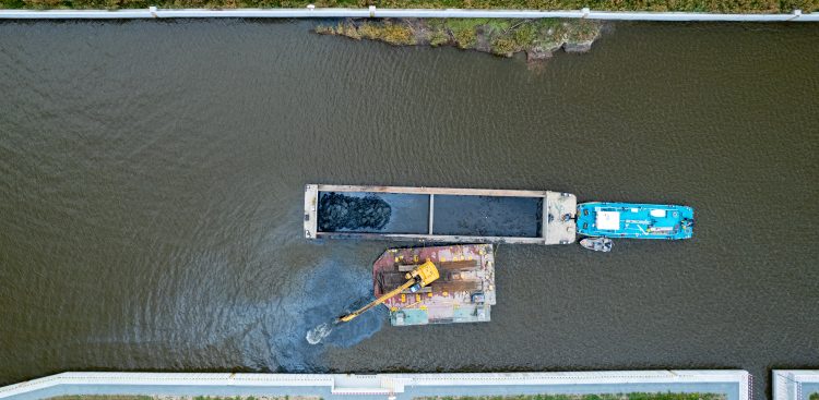 Pogłębianie toru wodnego do portu Elbląg między Ujściem a Nowakowem (fot. Paweł Marcinko / KFP)