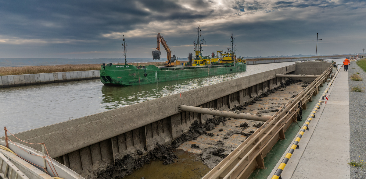 Pogłębianie toru wodnego do portu Elbląg między Ujściem a Nowakowem (fot. KFP/Paweł Marcinko)