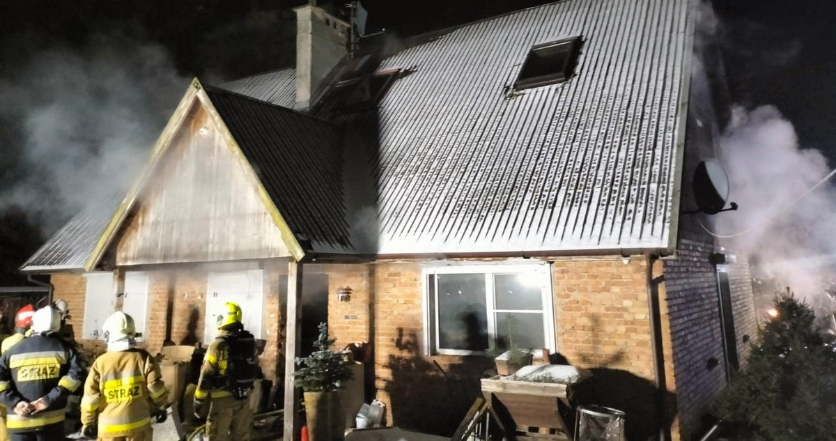 Strażacy na miejscu zdarzenia (fot. OSP Stegna/Piotr Ziętarski)