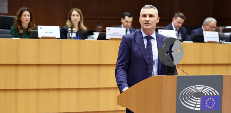 Przemawia Witalij Kliczko (fot. European Union Claudio Centoze)