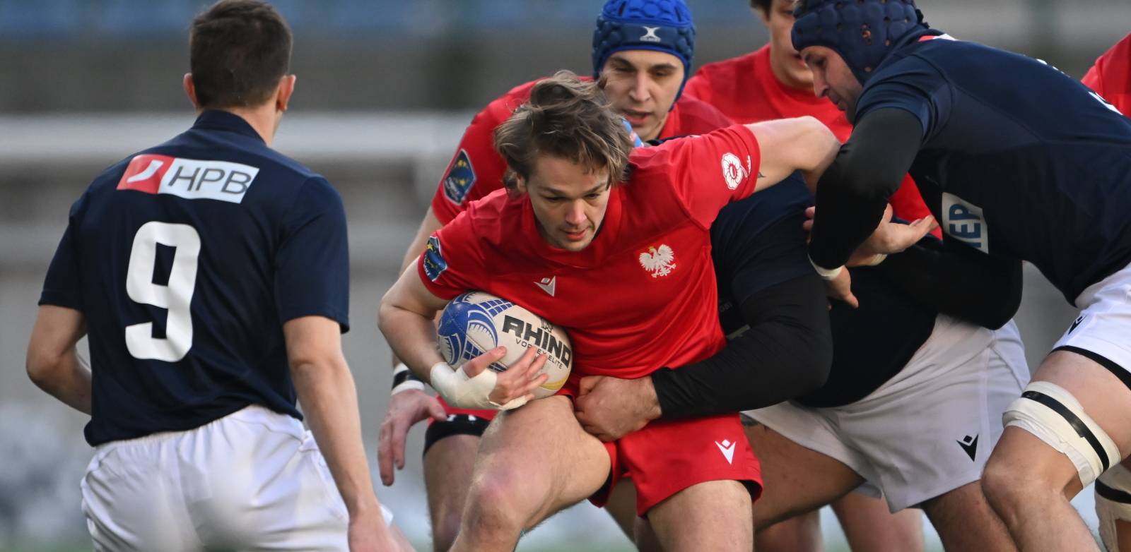 Polak Kacper Wróbel (C) i Toni Milos (P) z Chorwacji podczas meczu Rugby Europe Trophy w Gdyni - 22.02.2025 r.  (fot. PAP/Adam Warżawa)