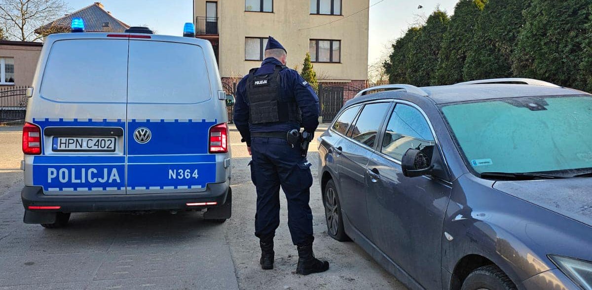 Policja sprawdza uszkodzone przez 17-latka samochody (fot. Komenda Powiatowa Policji w Wejherowie)