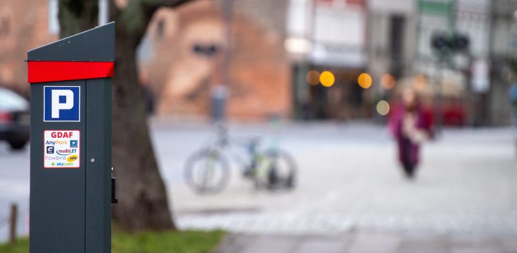 Parkometr w Śródmiejskiej Strefie Płatnego Parkowania w Gdańsku (fot. Paweł Marcinko / KFP)