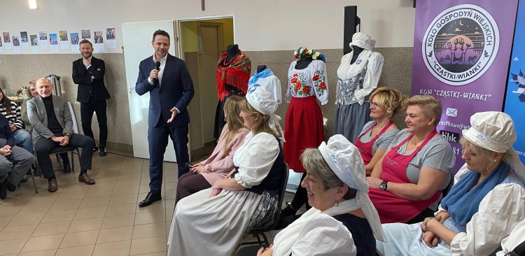 Rafał Trzaskowski na spotkaniu z KGW Gołębiewko (fot. Radio Gdańsk/Filip Jędruch)