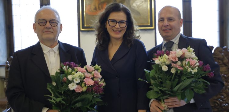 prof. dr hab. Tomasz Szkudlarek, prezydent Aleksandra Dulkiewicz i prof. dr hab. Rafał Dziadziuszko (fot. Grzegorz Mehring/gdansk.pl)