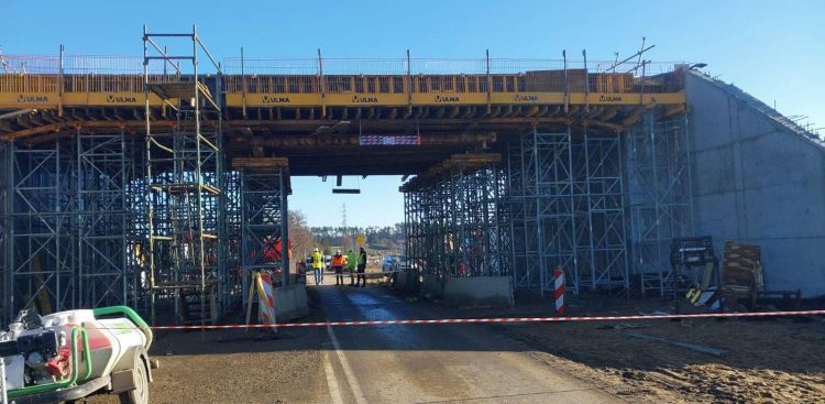 Wypadek na trasie z Niestępowa do Lnisk. Mężczyzna spadł z budowanego wiaduktu po uderzeniu ciężarówki (fot. KWP w Gdańsku)