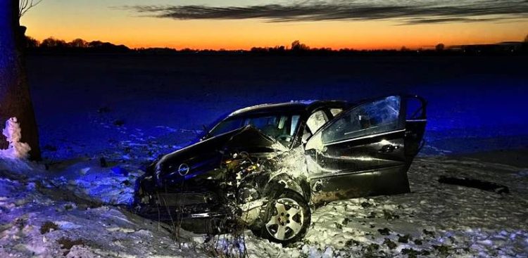 Wypadek w miejscowości Kamienica. Nastolatek rozbił auto należące do jego matki (fot. KPP w Malborku)
