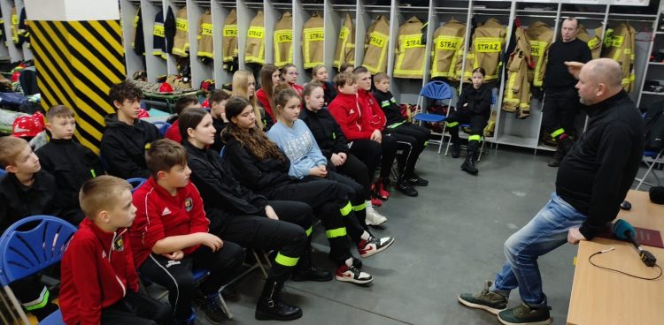 Młodzi strażacy słuchają o roli radia w zarządzaniu kryzysowym (fot. Damian Chamier Gliszczyński)