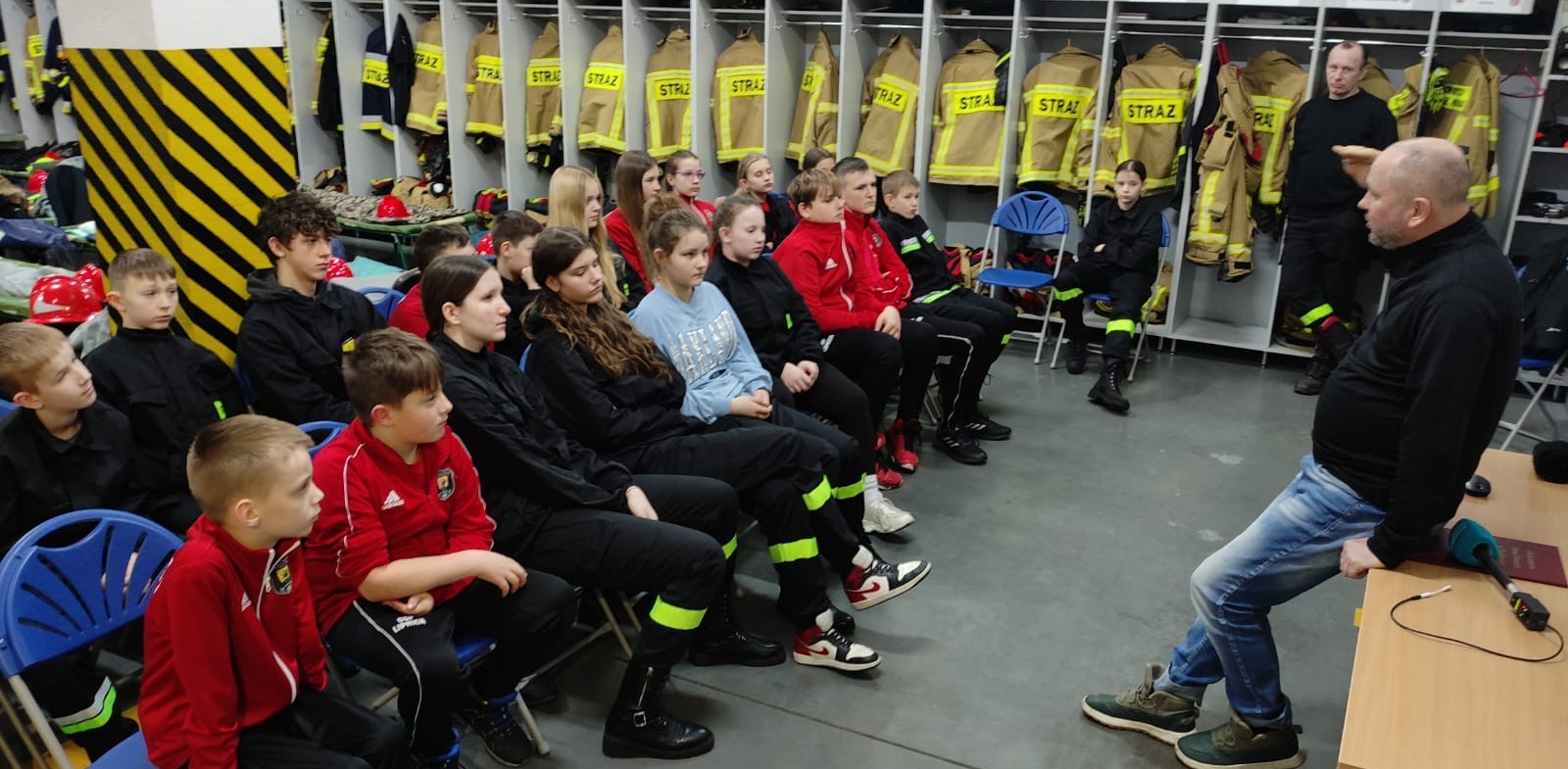 Młodzi strażacy słuchają o roli radia w zarządzaniu kryzysowym (fot. Damian Chamier Gliszczyński)