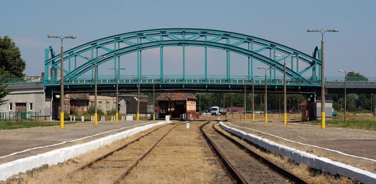 Wiadukt nad nieczynnymi torami kolejowymi w Bytowie (fot. Wikimedia Commons)