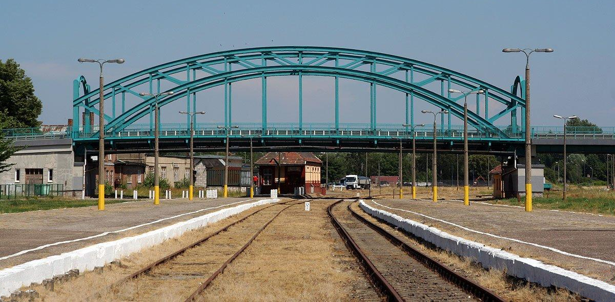 Wiadukt nad nieczynnymi torami kolejowymi w Bytowie (fot. Wikimedia Commons)