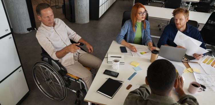 W Gdańsku rozpoczęła się rekrutacja do programu, który zapewni niepełnosprawnym wsparcie w powrocie na rynek pracy (fot. Freepik)