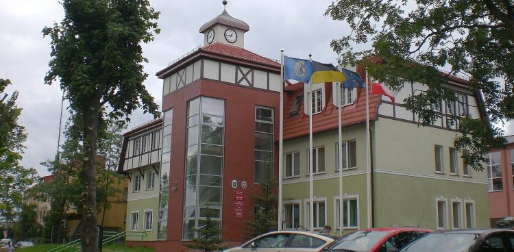 Urząd Gminy w Sierakowicach (fot. Wikimedia Commons)