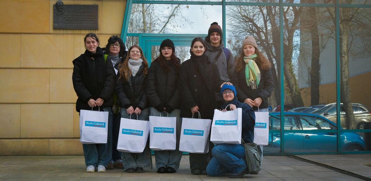 Zwycięzcy naszej licytacji WOŚP, młodzi dziennikarze z Koła Dziennikarskiego "Szpila" w Słupsku odwiedzili Radio Gdańsk (fot. Pola Malańska)