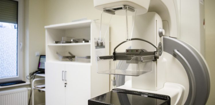 Sprzęt do mammografii (fot. KFP/Mateusz Ochocki)