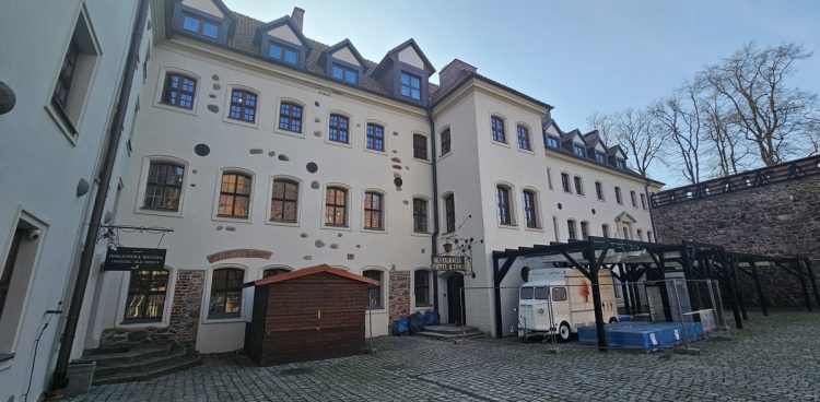 Część hotelowo-restauracyjna zamku krzyżackiego w Bytowie (fot. Radio Gdańsk/Marcin Pacyno)