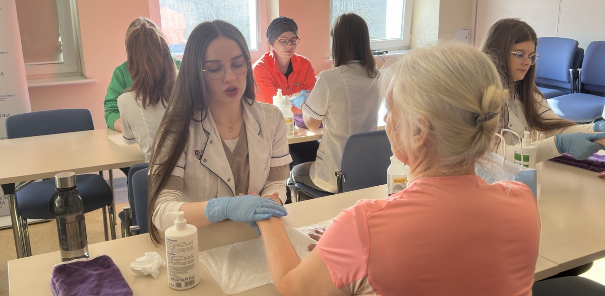 Dzień Kobiet w Wojewódzkim Centrum Onkologii został zorganizowany we współpracy z Wyższą Szkołą Zdrowia w Gdańsku (fot. Radio Gdańsk/Oskar Bąk)