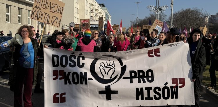 Ulicami Gdyni maszerowali w pochodzie uczestnicy 21. Manify Trójmiejskiej (fot. Radio Gdańsk/Marcin Lange)