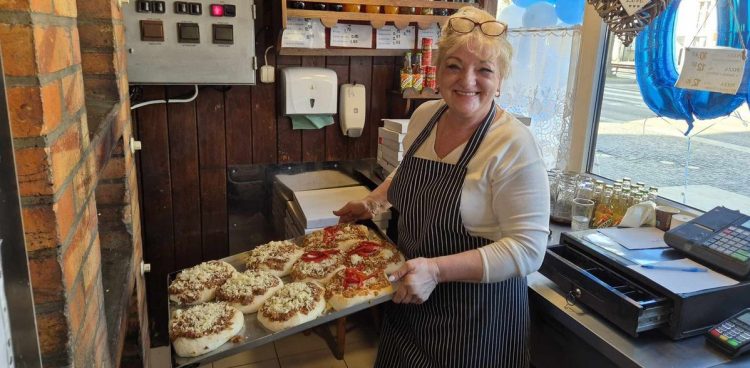 Bar Poranek w Słupsku sprzedaje pizzę od 50 lat (fot. Przemysław Woś)