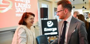 Dyrektor artystyczna festiwalu Urszula Dudziak oraz prezes zarządu Energa Sławomir Staszak (fot. PAP/Adam Warżawa)