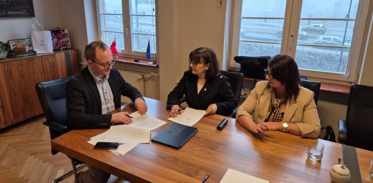 Gmina Redzikowo i samorząd województwa pomorskiego podpisali umowę dotyczącą dofinansowania remontu drogi w Swołowie (fot. Facebook/Gmina Redzikowo)