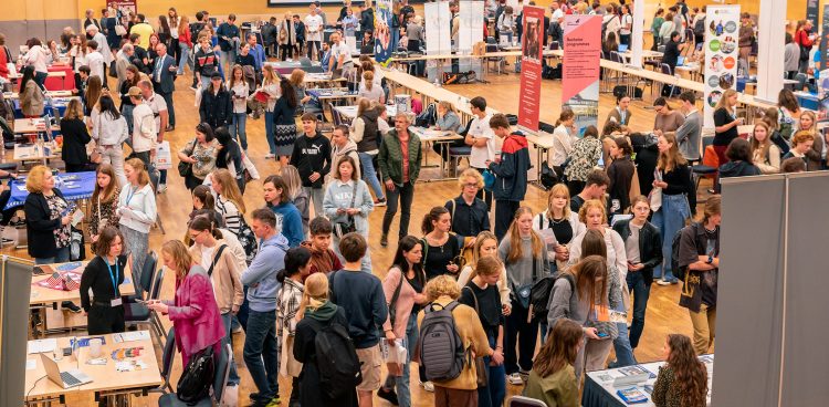 Odwiedzający mają okazję spotkać się z przedstawicielami zagranicznych uniwersytetów (Fot. mat. pras.)