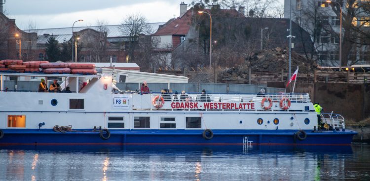 Prom kursujący po Martwej Wiśle wzdłuż remontowanego mostu Siennickiego (fot. KFP/Paweł Marcinko)