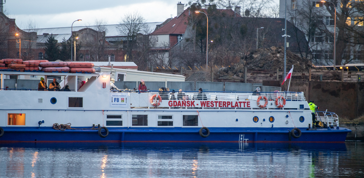 Prom kursujący po Martwej Wiśle wzdłuż remontowanego mostu Siennickiego (fot. KFP/Paweł Marcinko)