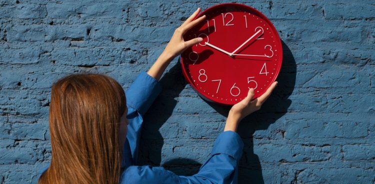 Zmiana czasu nastąpi w nocy z 29 na 30 marca (fot. Freepik)