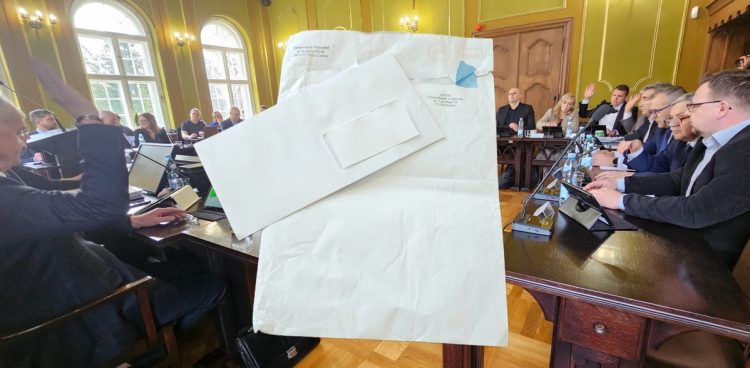 Radni Bytowa w swoich skrzynkach na listy w urzędzie miejskim znaleźli list z poparciem dla Rafała Trzaskowskiego (fot. Radio Gdańsk/Marcin Pacyno)