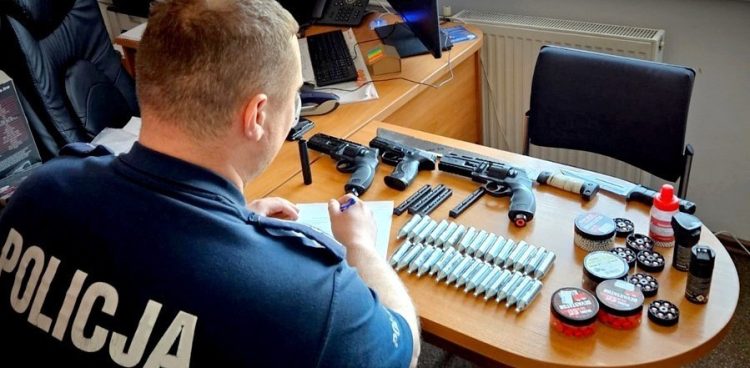 Mundurowi dostali zgłoszenie, że ktoś strzelił z broni pneumatycznej w okno jednego z domów (fot. KMP w Starogardzie Gdańskim)