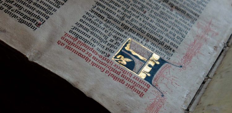 Biblia Gutenberga była prezentowana jedynie cztery razy w roku z powodu braku odpowiednich warunków (fot. Muzeum Diecezjalne w Pelplinie)