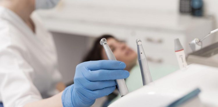 Pogotowie stomatologiczne w Elblągu będzie działało w weekendy i święta (fot. Freepik)