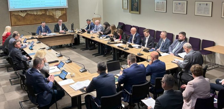 Podczas sesji rady miasta w Kościerzynie podjęto decyzję o wprowadzeniu karty mieszkańca (fot. Facebook/Miasto Kościerzyna)