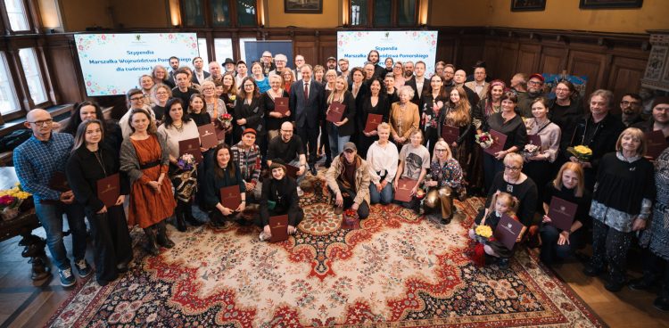 Laureaci tegorocznych stypendiów marszałka dla twórców kultury. (Fot. Łukasz Tokarczyk / UMWP)