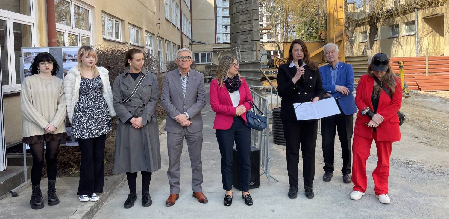 Zawieszenie wiechy na budynku Branżowego Centrum Umiejętności dla Przemysłu Mody. Gdańsk, 10.03.2025 r. (fot. Radio Gdańsk/Tymon Nieśmiałek)