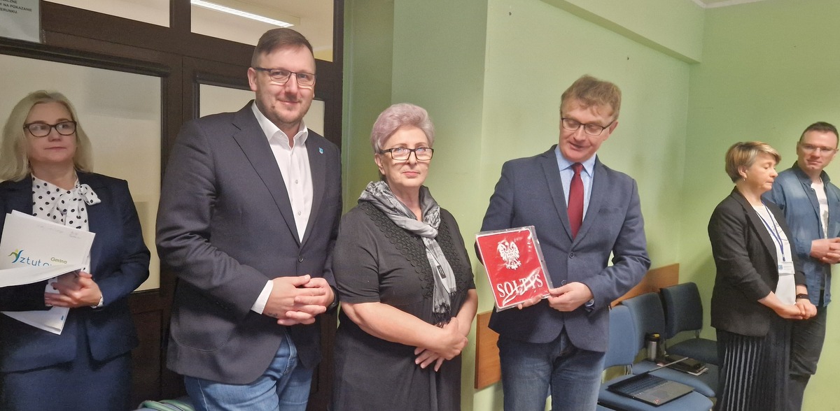 Elżbieta Adamowska odebrała tabliczkę podczas X sesji Rady Gminy Sztutowo  (fot. Urząd Gminy Sztutowo)