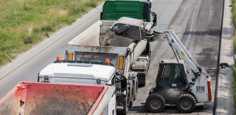 Prace będą polegać m.in. na frezowaniu istniejącej nawierzchni, która wykorzystana zostanie jako podbudowa dla nowej warstwy bitumicznej (Fot. mat. pras.)