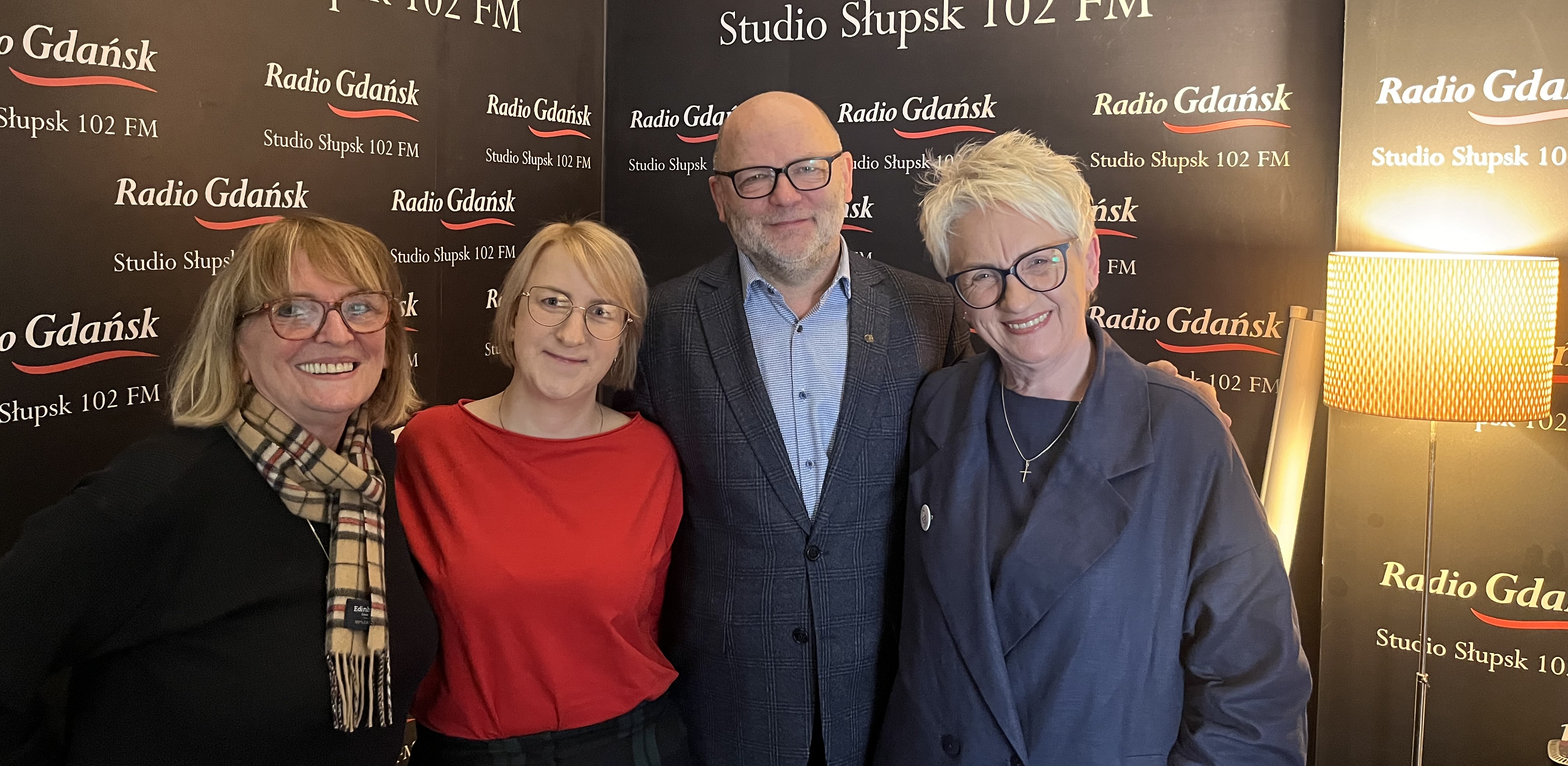 Od lewej: Teresa Jerzyk, szefowa słupskiego hospicjum, Zofia Stodoła z Fundacji Przystań, Marta Śmietanka z TOZ Słupsk, Marek Biernacki z Urzędu Marszałkowskiego i Zofia Stodoła z Fundacji Przystań (fot. Radio Gdańsk/Joanna Merecka-Łotysz)