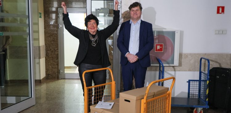 Joanna Senyszyn (L) w siedzibie Państwowej Komisji Wyborczej w Warszawie, 27 bm. Joanna Senyszyn złożyła w PKW podpisy z poparciem koniecznym dla zarejestrowania jej jako kandydatki na prezydenta RP (Fot. PAP/Paweł Supernak)