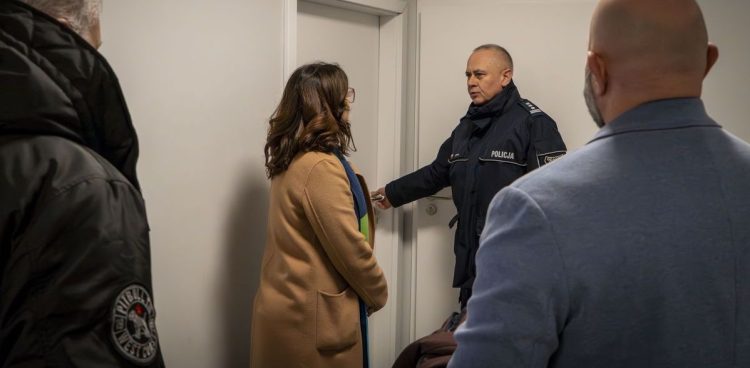 Prezydent Gdańska Aleksandra Dulkiewicz i insp. Bogusław Ziemba, komendant wojewódzki policji w Gdańsku w częściowo wyremontowanym budynku na ul. Piwnej (fot. KWP Gdańsk)