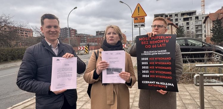 Radni PiS Przemysław Majewski, Barbara Imianowska i Andrzej Skiba (fot. Radio Gdańsk/Oskar Bąk)