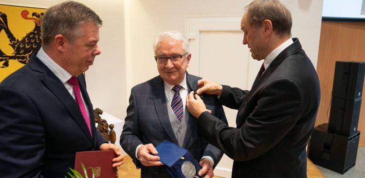 Mieczysław Struk odznacza profesora Edmund Wittbrodta za wybitne zasługi na rzecz rozwoju Pomorza (fot. Samorząd Województwa Pomorskiego)