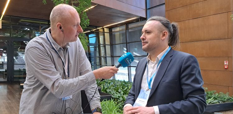 Nz. nasz dziennikarz Sebastian Kwiatkowski i Paweł Smoliński, dyrektor departamentu innowacji i rozwoju Urzędu Dozoru Technicznego (Fot. Radio Gdańsk)