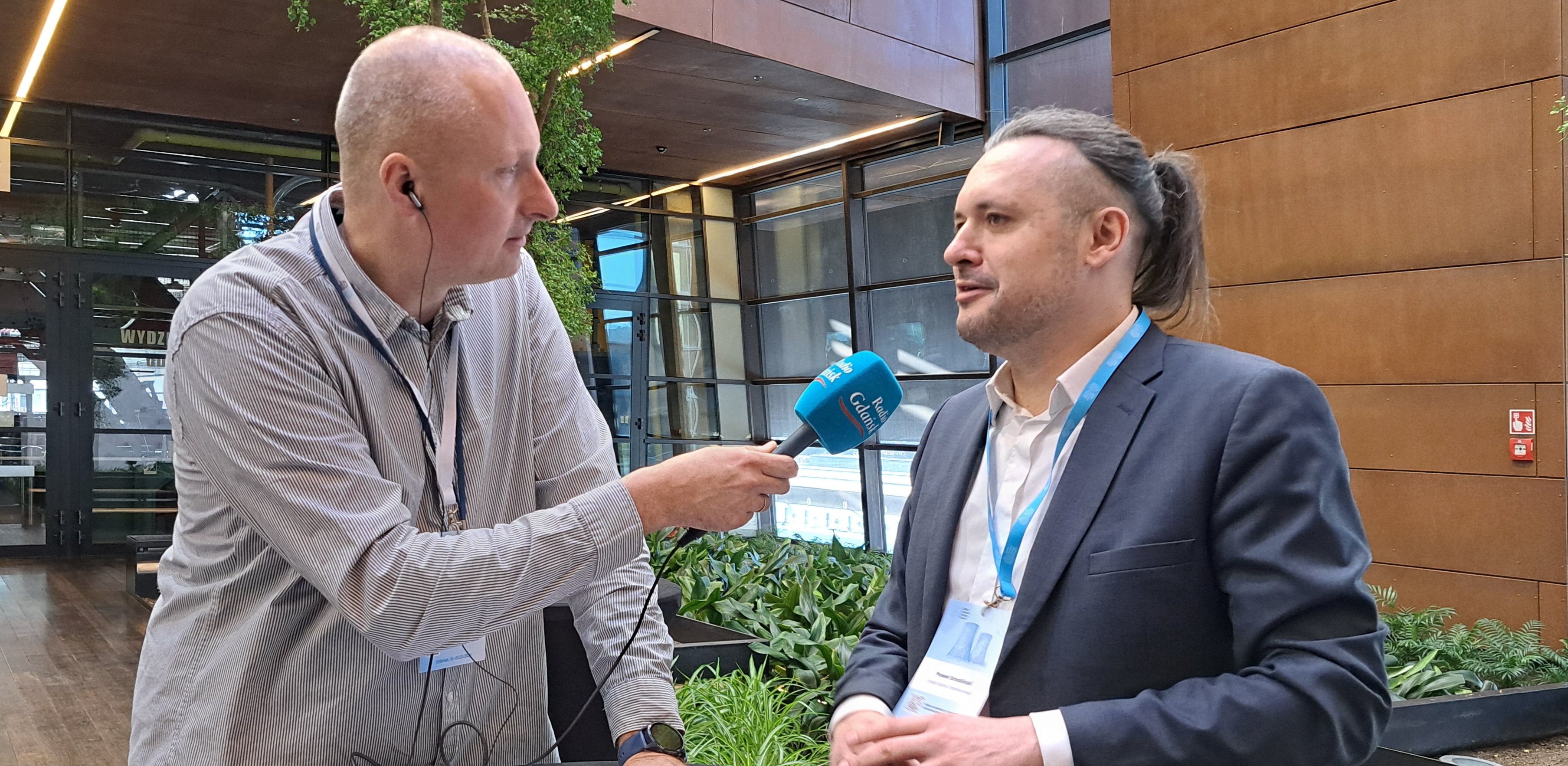 Nz. nasz dziennikarz Sebastian Kwiatkowski i Paweł Smoliński, dyrektor departamentu innowacji i rozwoju Urzędu Dozoru Technicznego (Fot. Radio Gdańsk)