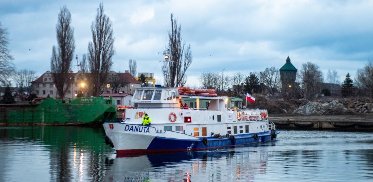Prom kursujący po Martwej Wiśle wzdłuż remontowanego Mostu Siennickiego w Gdańsku (fot. Paweł Marcinko / KFP)