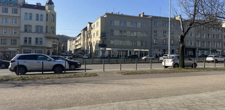 Nowe przejście naziemne miałoby się znaleźć na wysokości pomnika Anny Walentynowicz (fot. Radio Gdańsk/Oskar Bąk)